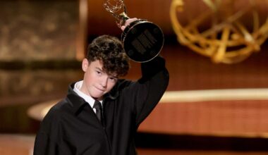 Emmy: Owen Cooper, de ‘Adolescência’ bate recorde e faz discurso inspirador ao ganhar prêmio; veja