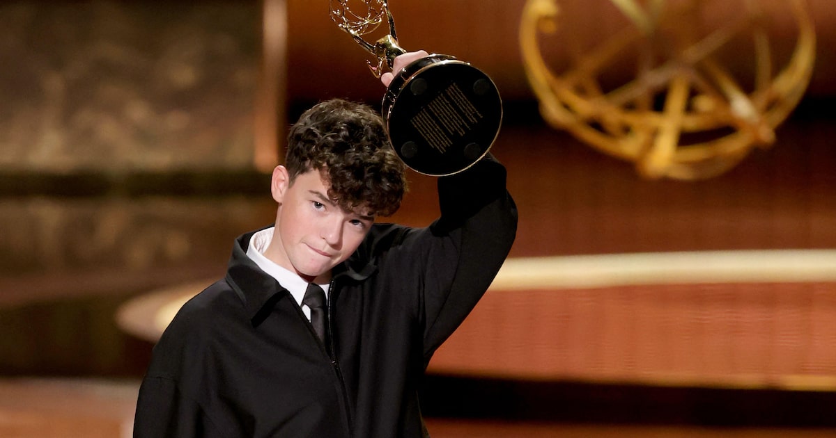 Emmy: Owen Cooper, de ‘Adolescência’ bate recorde e faz discurso inspirador ao ganhar prêmio; veja
