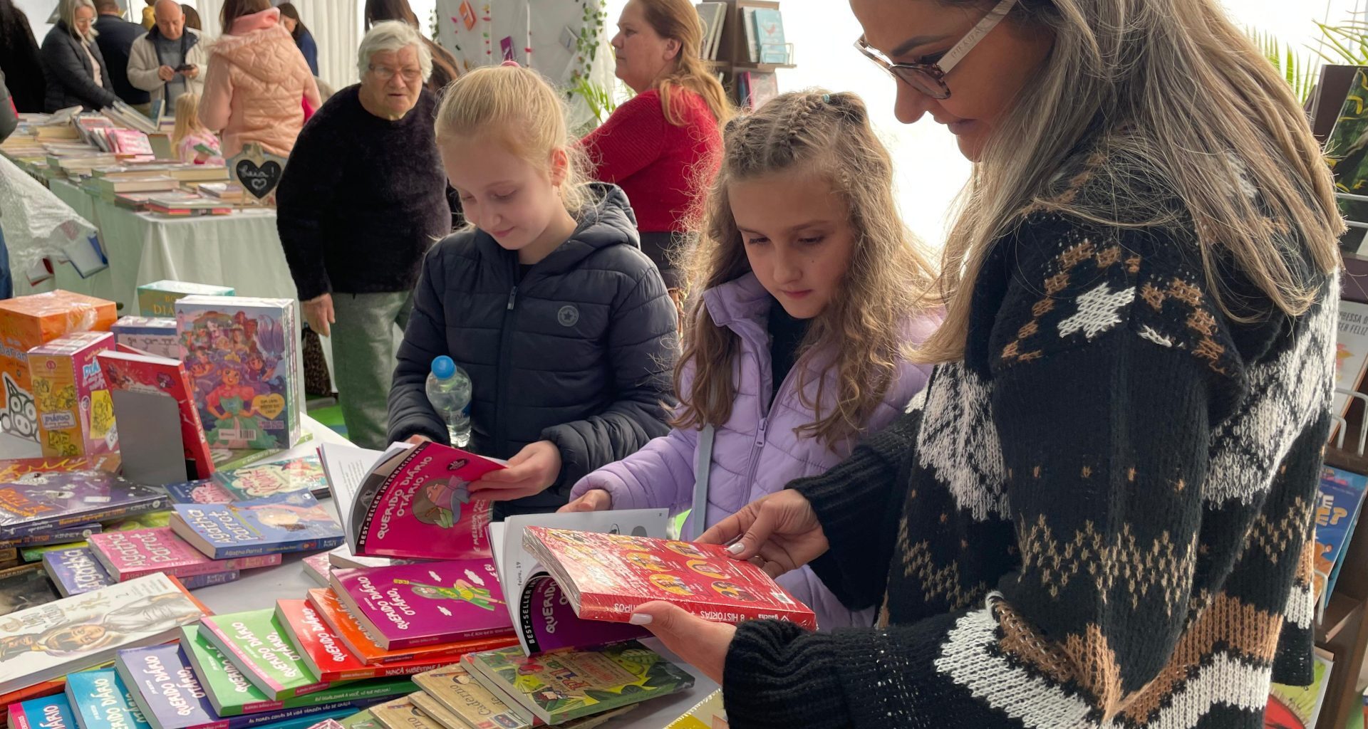 Mais de seis mil livros comercializados marcam sucesso da Feira do Livro