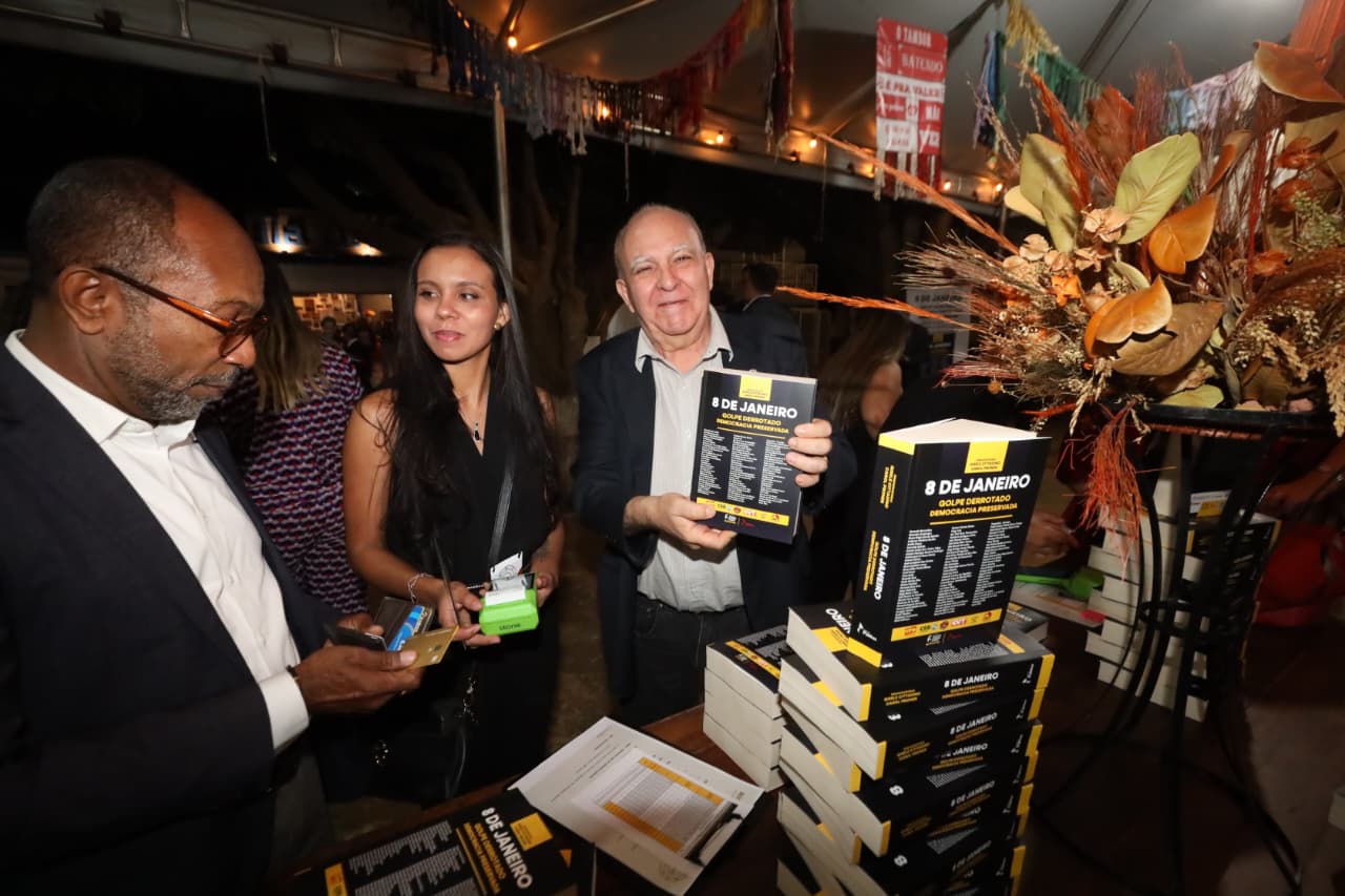 Livro sobre resistência democrática após 8 de janeiro foi lançado em Brasília – Sindicato dos Metalúrgicos de São Paulo e Mogi das Cruzes