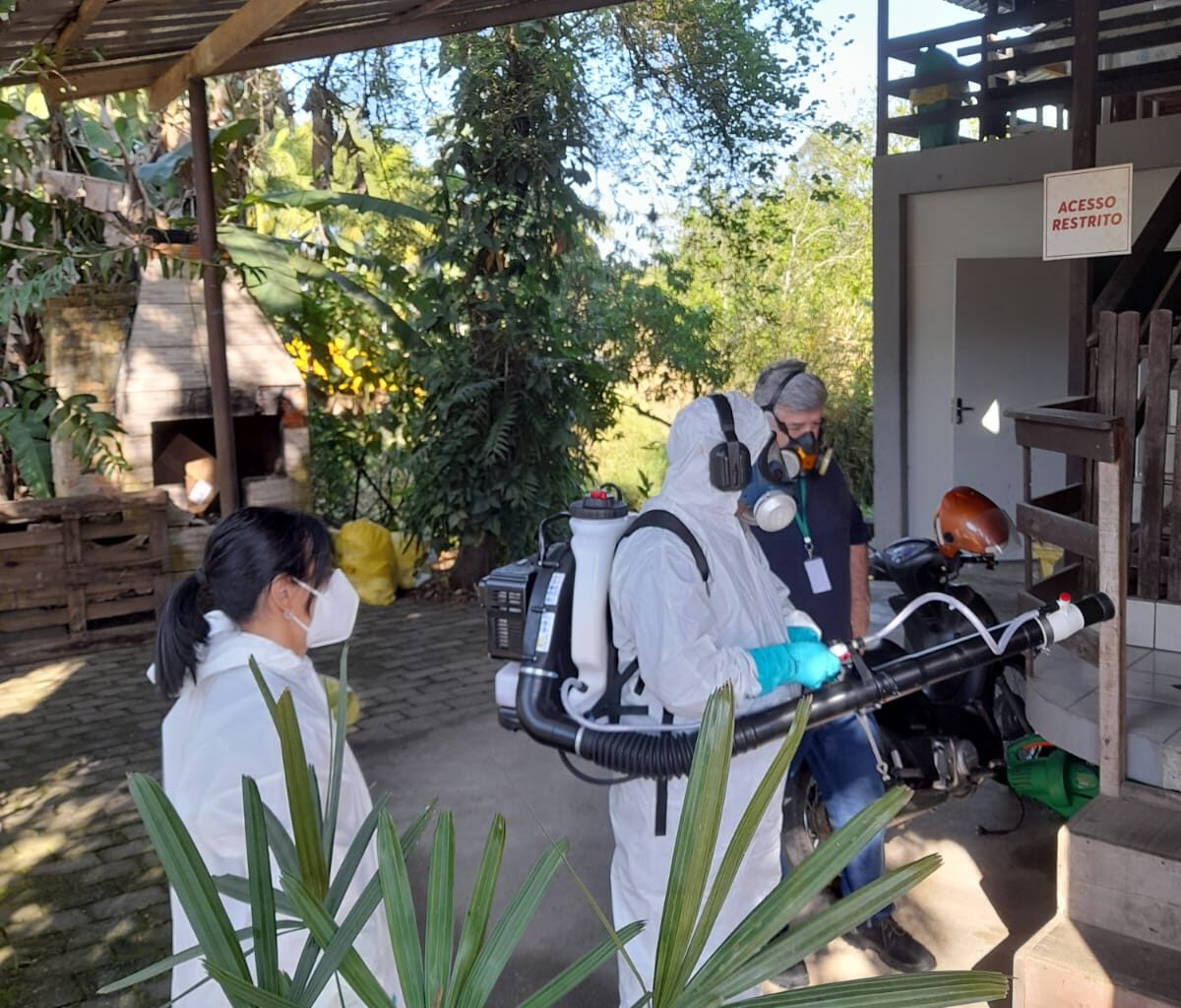 Saúde de Timbó retoma ações preventivas contra a dengue com aplicação de inseticida