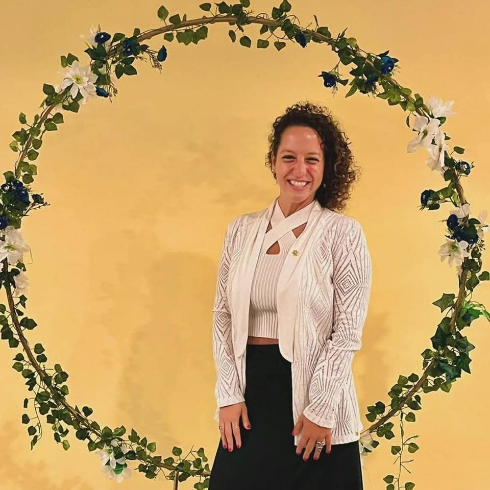 Professora da Unisanta lança livro de poesias em Santos