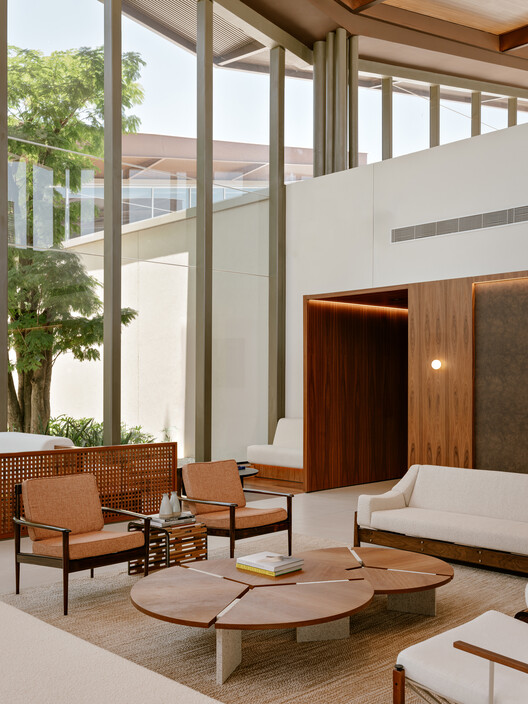 Terminal BTG Pactual / Perkins&Will São Paulo - Fotografia de Interiores, Sala de Estar, Madeira, Mesa, Cadeira