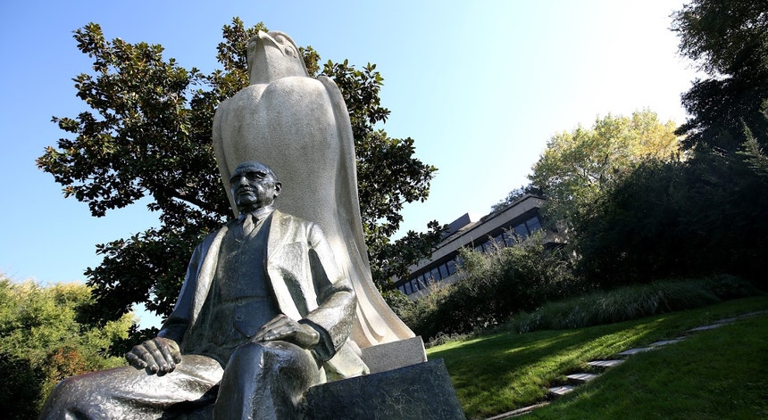 Museu de Arte Moderna da Gulbenkian revela três novas exposições - RTP