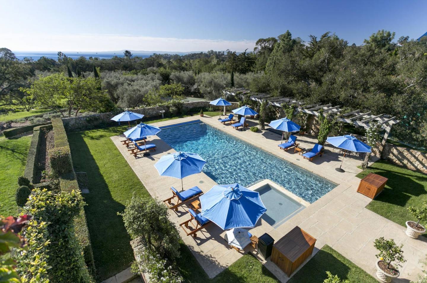 A área da piscina, com vários guarda-sóis, oferece uma vista deslumbrante — Foto: Divulgação