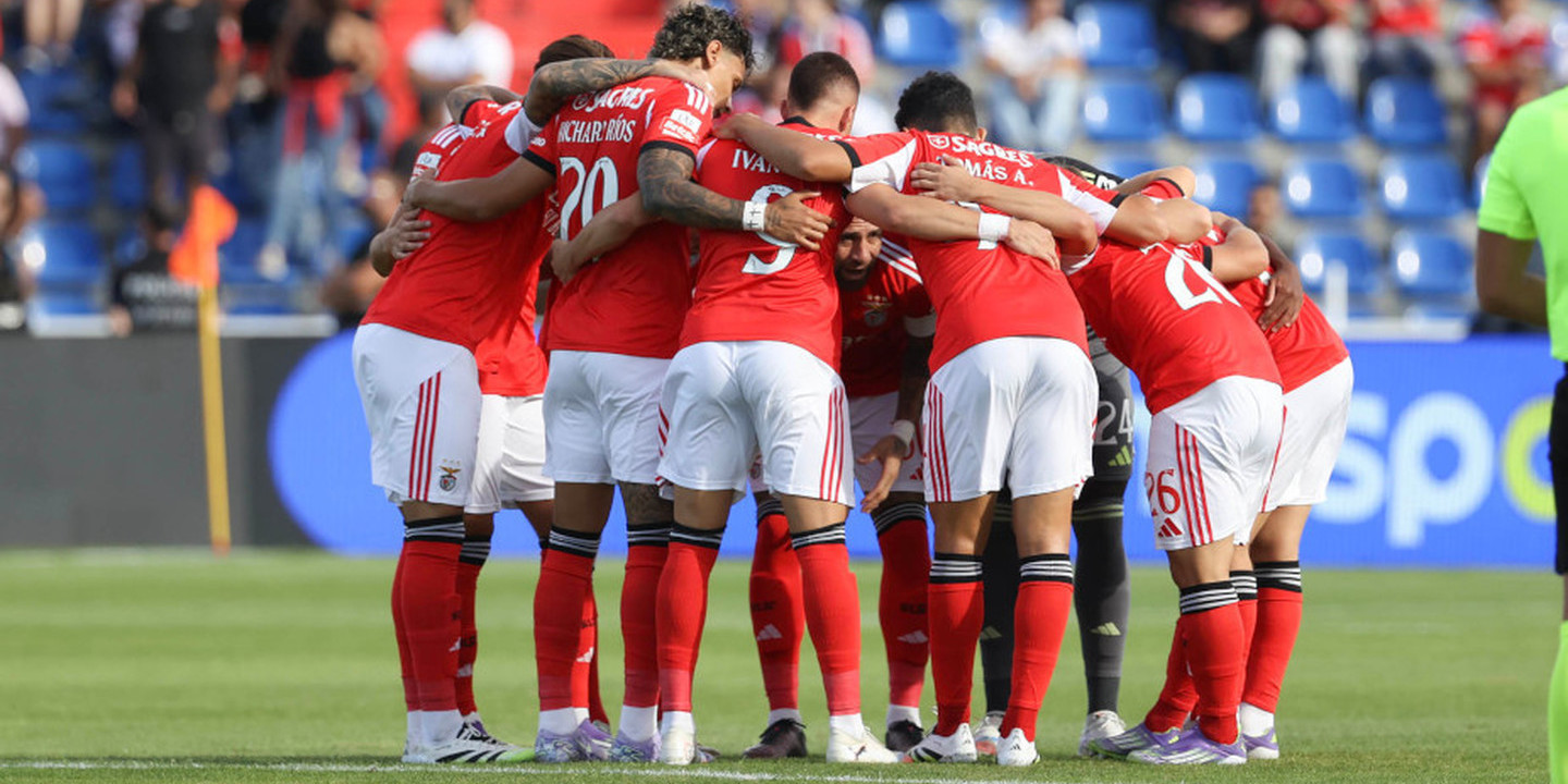 Águia regressa à Champions para sarar feridas internas