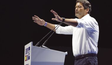 Ventura quer Sánchez na cadeia; e orgulha-se da violenta "caçada de imigrantes" em Espanha