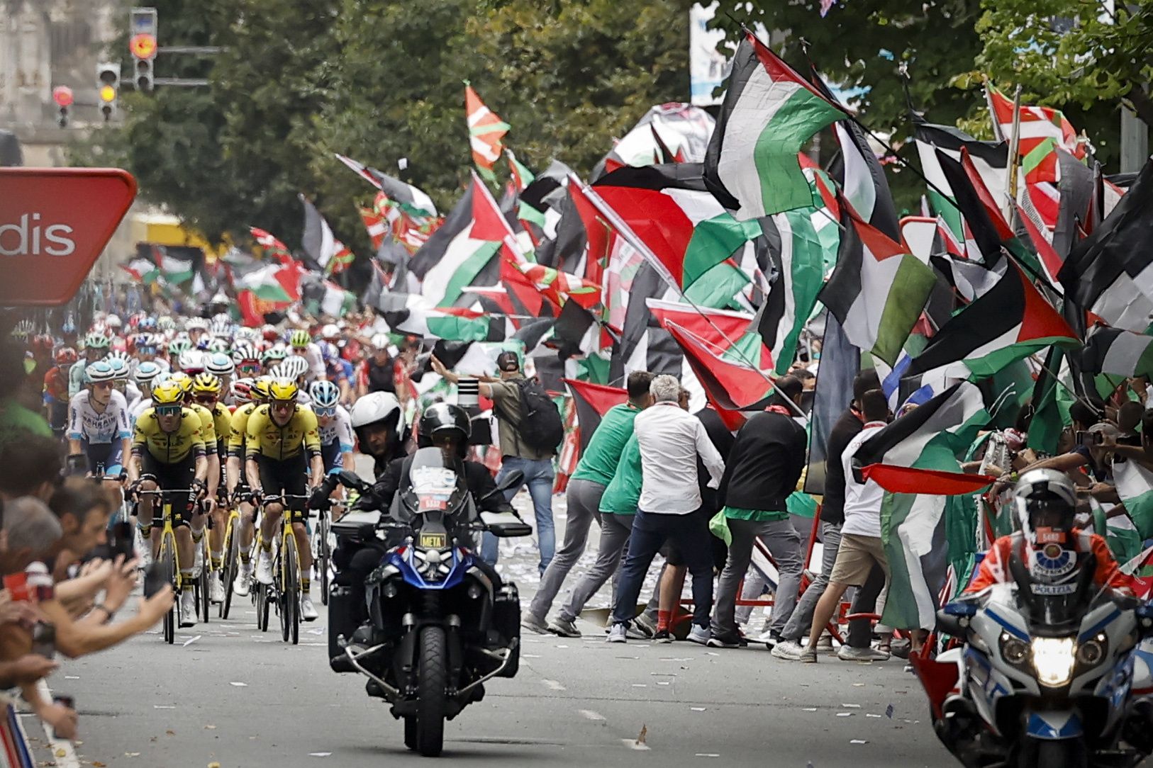 Membros da iniciativa Gernika Palestina protestam contra a participação da equipa Israel Premier Tech e em apoio aos palestinianos, durante a 11.ª etapa da Volta a Espanha em bicicleta, em Bilbau (Fotos: EPA)