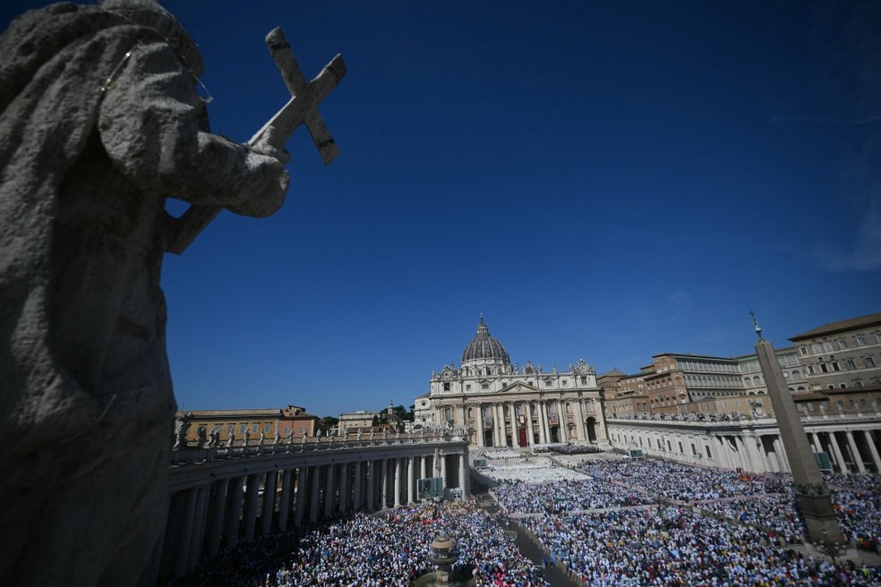 Fiéis se reúnem para participar da Santa Missa e da canonização de Carlo Acutis na Praça de São Pedro — Foto: AFP