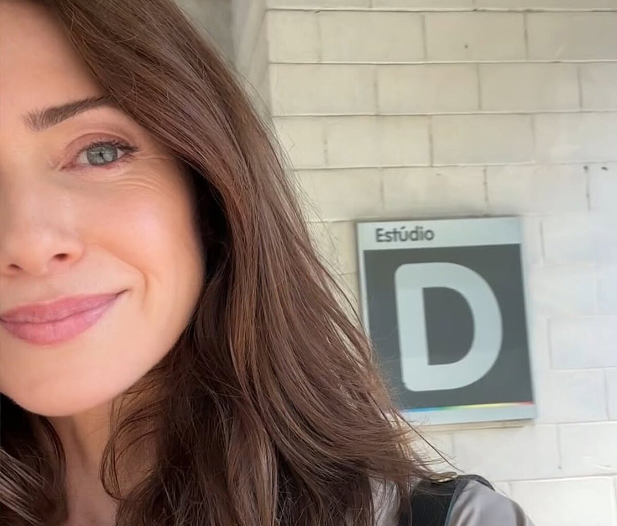 Com novo visual, Leticia Spiller surge morena em preparação para nova novela das 19h: 'Coração tá como?'