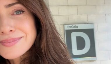 Com novo visual, Leticia Spiller surge morena em preparação para nova novela das 19h: 'Coração tá como?'