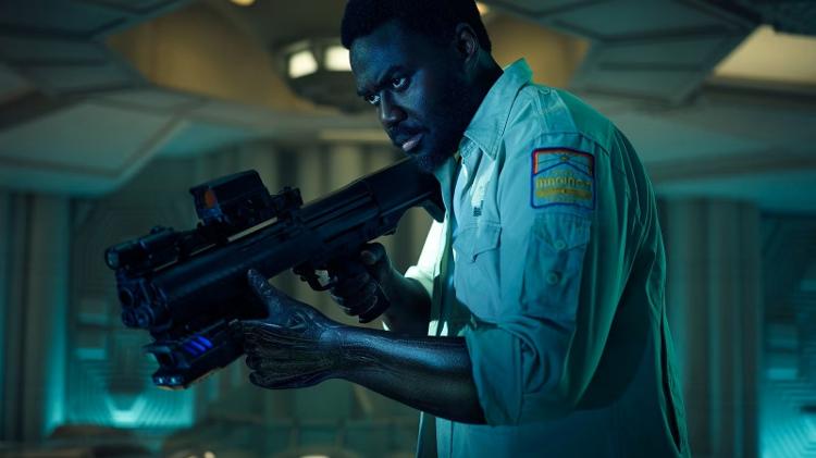 Babou Ceesay é o ciborgue Morris em 'Alien: Earth'