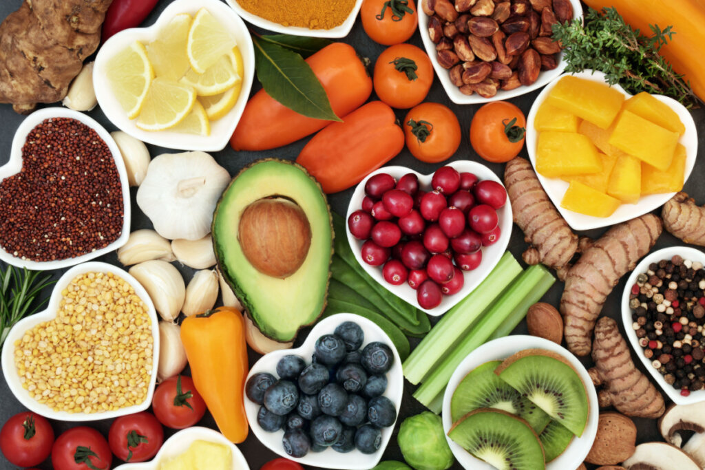 Alimentos antioxidantes: kiwi, açafrão, laranja, limão, linhaça e vários outros