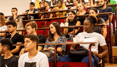 Porque caíram a pique as entradas nas universidades?