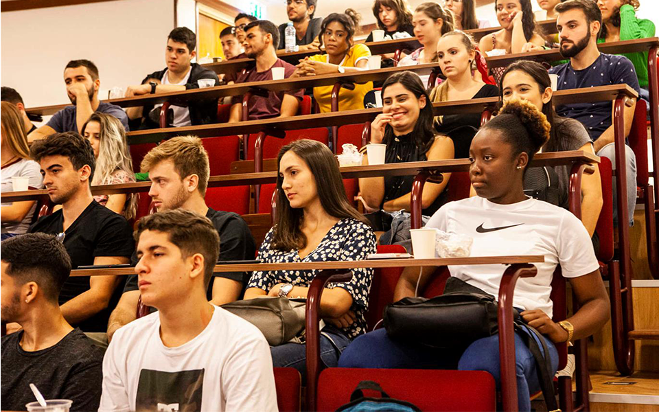 Porque caíram a pique as entradas nas universidades?