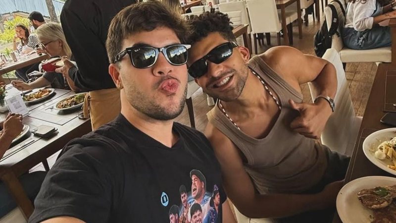 Romance? Influenciador alagoano é flagrado beijando ator da Globo