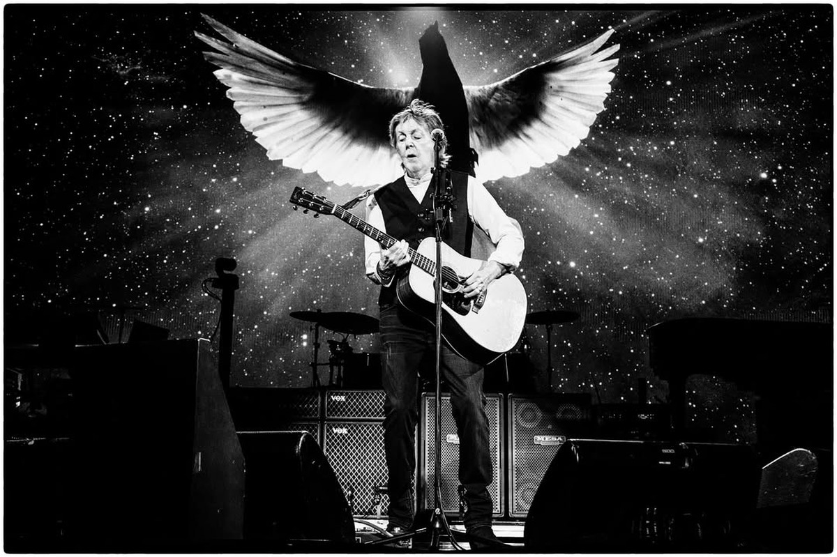 Perfil oficial de Paul McCartney posta foto em preto e branco e assusta fãs: 'Achei que tinha morrido' - Extra online