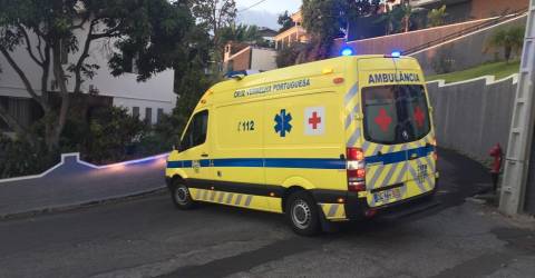 Homem ferido na cabeça após queda num bar