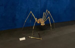 Criança danifica escultura ao escalá-la para rabiscar tela avaliada em 1.2 milhão
