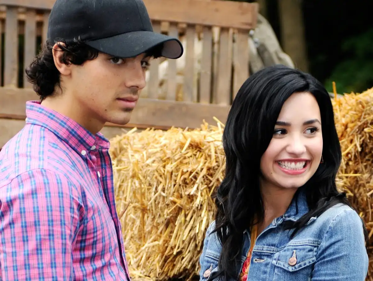 Ator de "Camp Rock 2" se autoconvida para 3º filme e é detonado pelos fãs de Demi Lovato