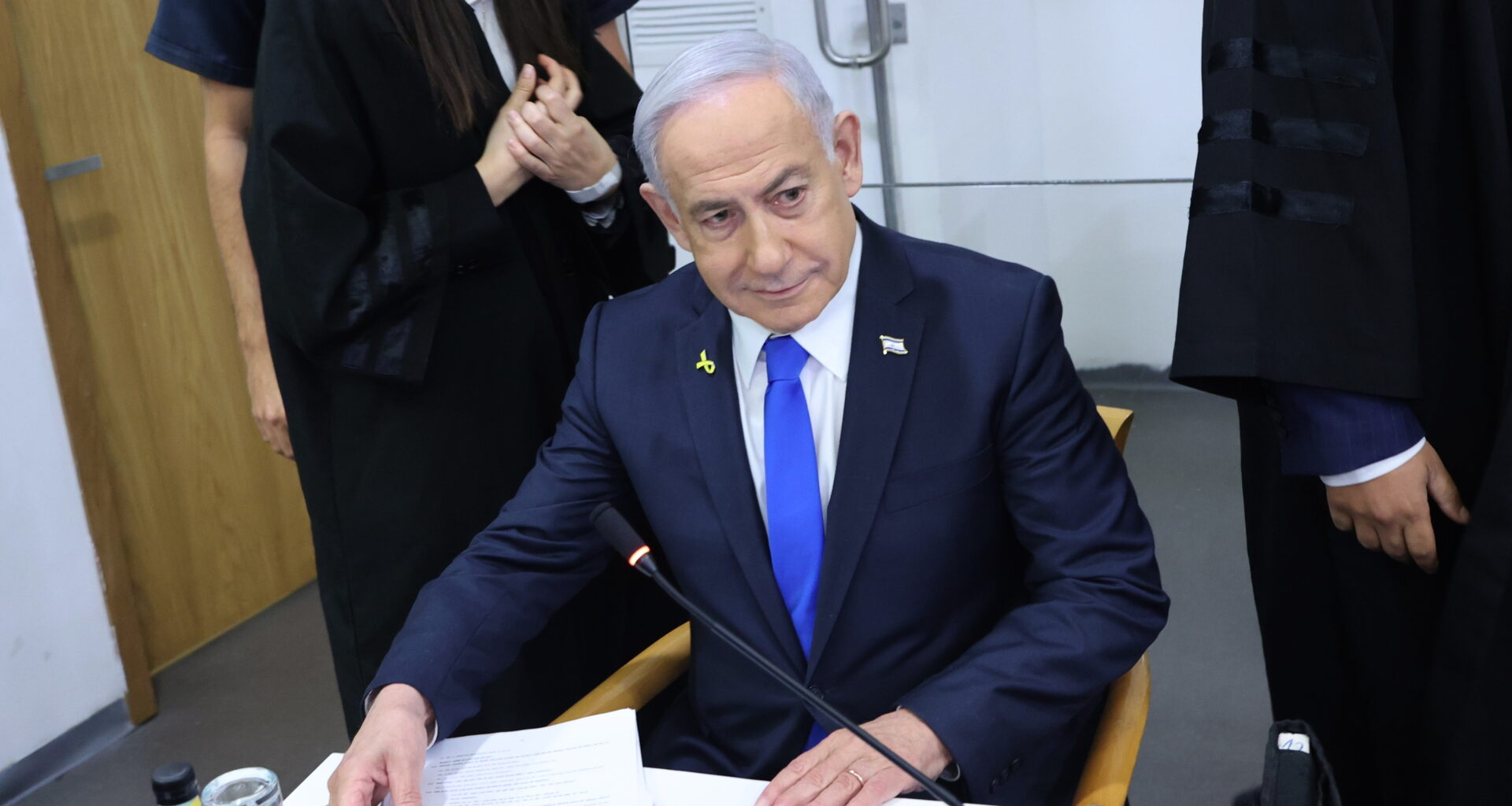 "Basta!" Mães acorrentam-se à porta de Netanyahu em protesto contra a guerra em Gaza