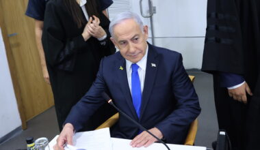 "Basta!" Mães acorrentam-se à porta de Netanyahu em protesto contra a guerra em Gaza