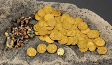 "Moedas de ouro a aparecer uma após outra". Descoberto tesouro com 1400 anos com dinheiro e jóias