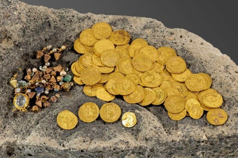 "Moedas de ouro a aparecer uma após outra". Descoberto tesouro com 1400 anos com dinheiro e jóias