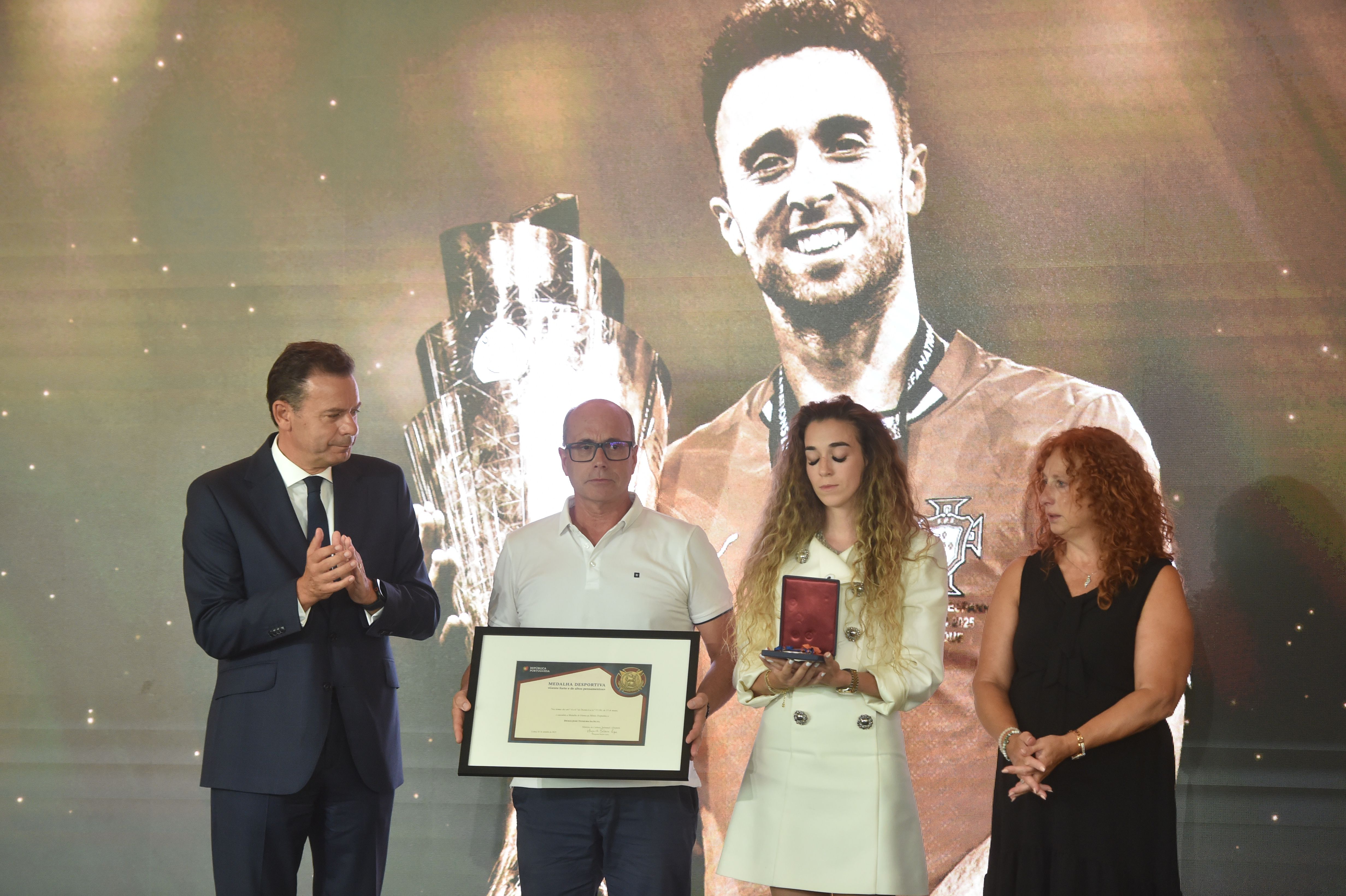 Primeiro-Ministro Luís Montenegro com os pais e a esposa de Diogo Jota (Foto MIguel Nunes)