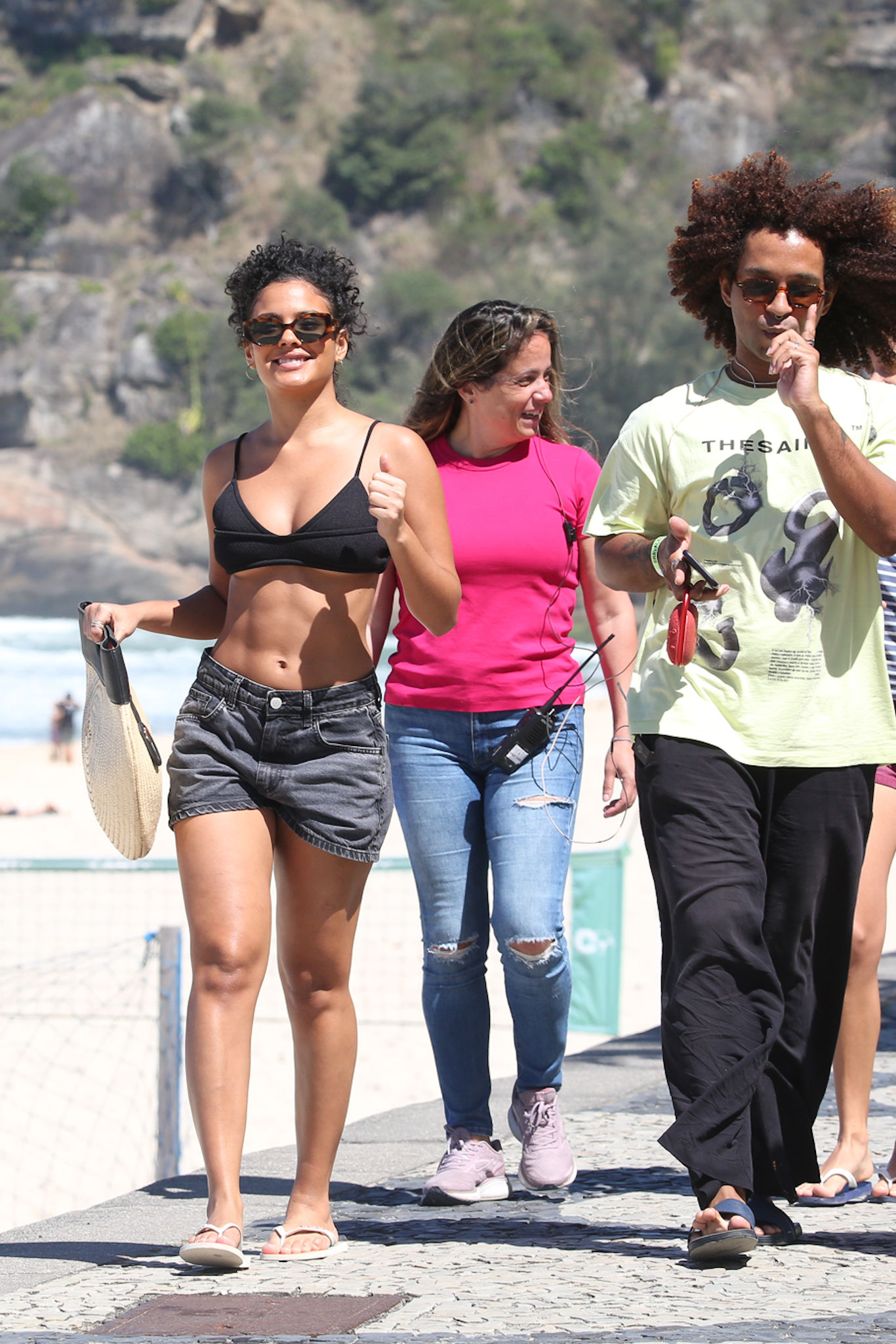 Bella Campos grava a novela 'Vale Tudo' em praia no RJ - Foto: Dilson Silva / AgNews