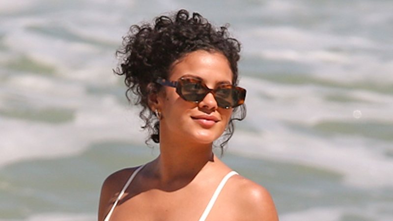 Bella Campos exibe a barriga com gominhos em gravação na praia