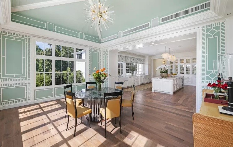 Um dos cômodos para refeição na casa de Jennifer Lopez e Ben Affleck — Foto: Divulgação