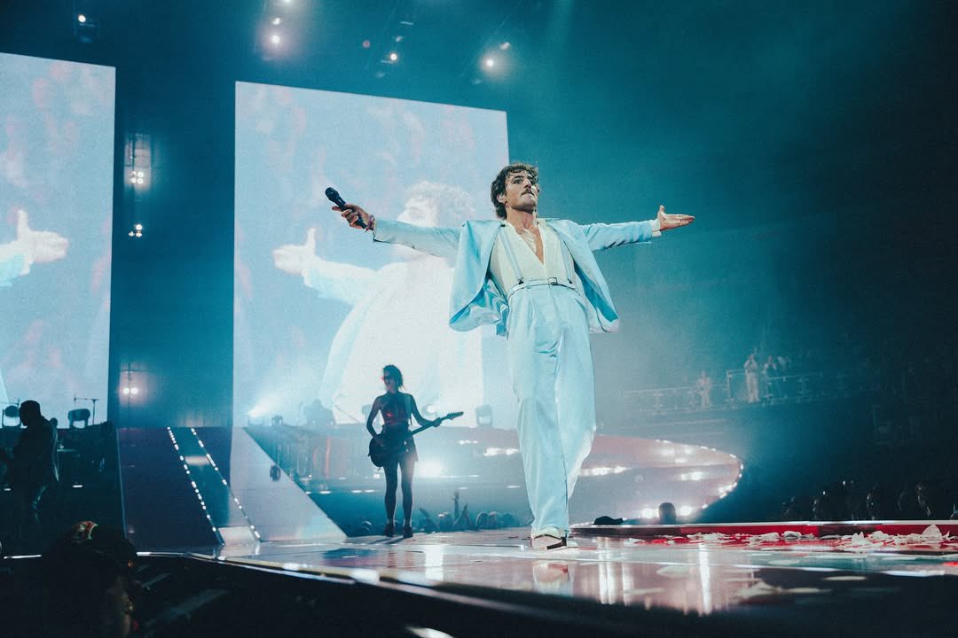 Benson Boone canta Bruno Mars, Lady Gaga, Adele e mais: veja 7 covers apresentados na turnê