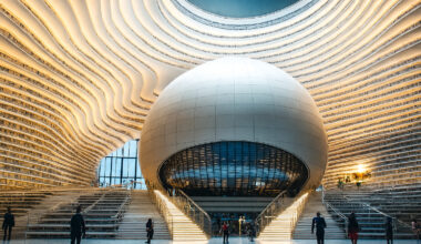 Biblioteca futurista na China com espaço para 1,2 milhão de livros impressiona arquitetos e já é comparada ao Congresso dos EUA em tamanho e grandiosidade
