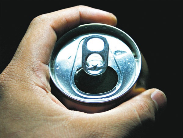 Beber refrigerante diariamente pode agravar sintomas depressivo