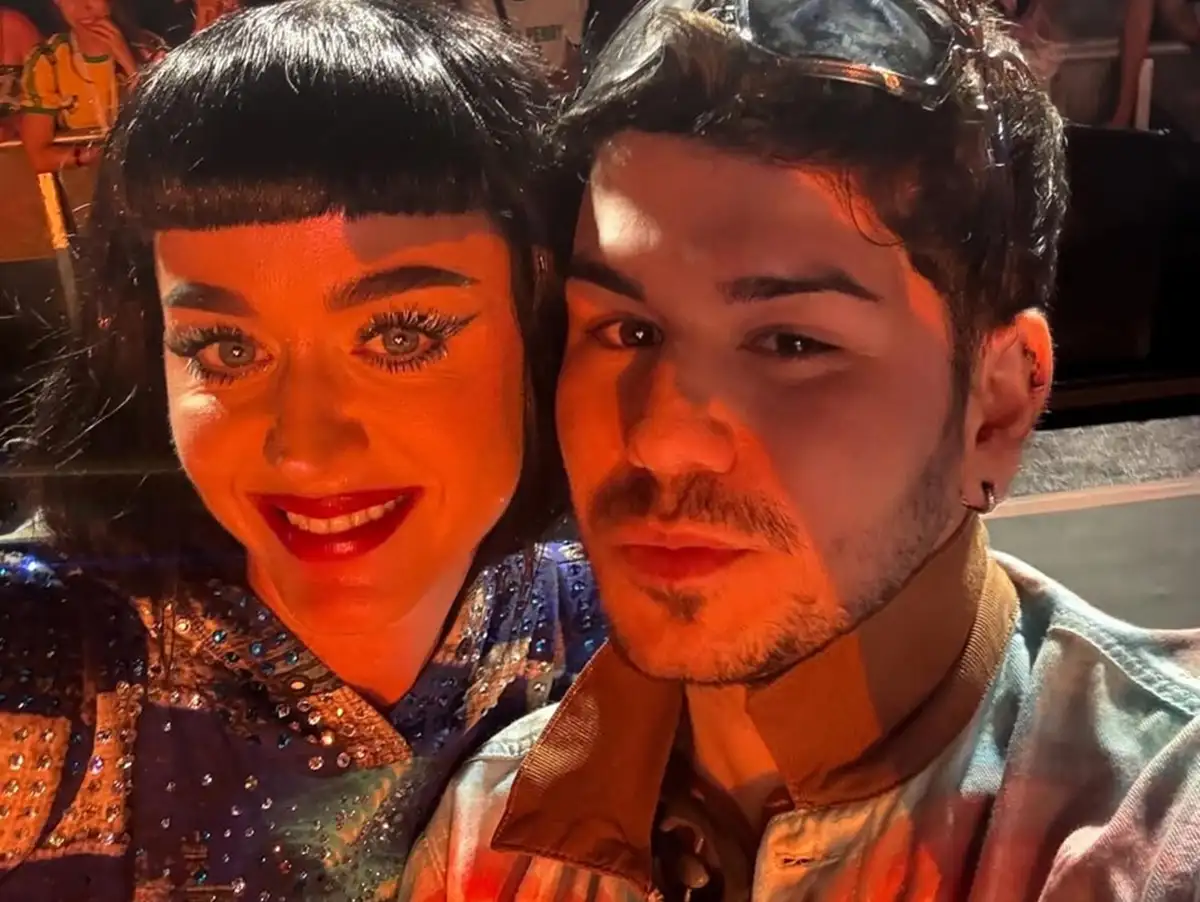 No Brasil, Katy Perry deixa mensagem para fã que convidou ao palco e curte dia na praia