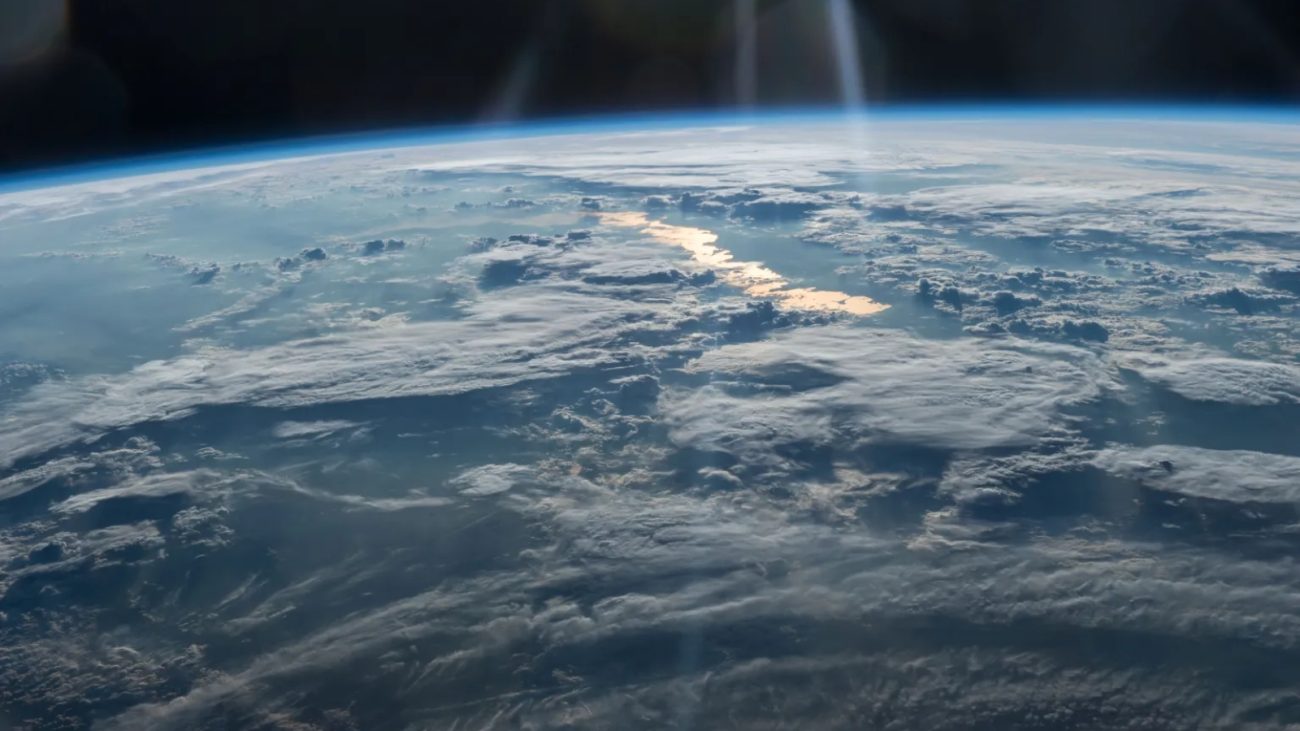 Imagem de brilho dourado do Lago Balkhash visto do espaço 