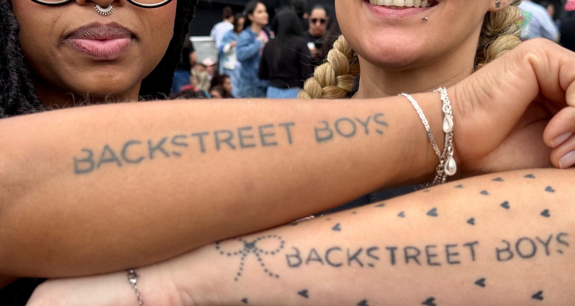 Vale tudo pelos ídolos? Fãs de Backstreet Boys ostentam tatuagens da boy band no The Town - G1