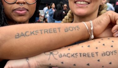 Vale tudo pelos ídolos? Fãs de Backstreet Boys ostentam tatuagens da boy band no The Town - G1