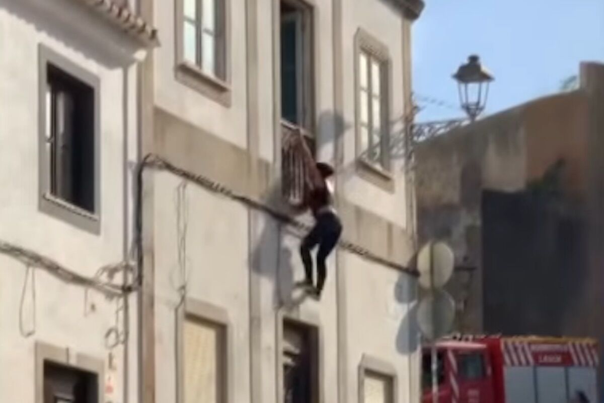 Mulher estava a ser agredida pelo marido e atirou-se da varanda em Lagos