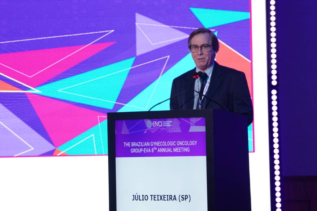 Imagem de Julio Teixeira em painel do evento anual de ginecologia ginicológica