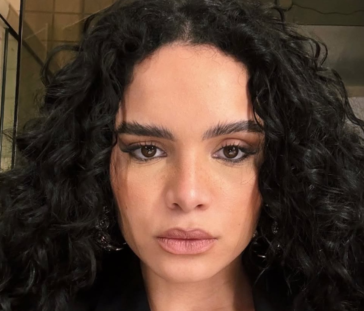 Carol Macedo fala da reprise de 'Fina estampa' e da retomada da carreira dois anos após o nascimento do filho