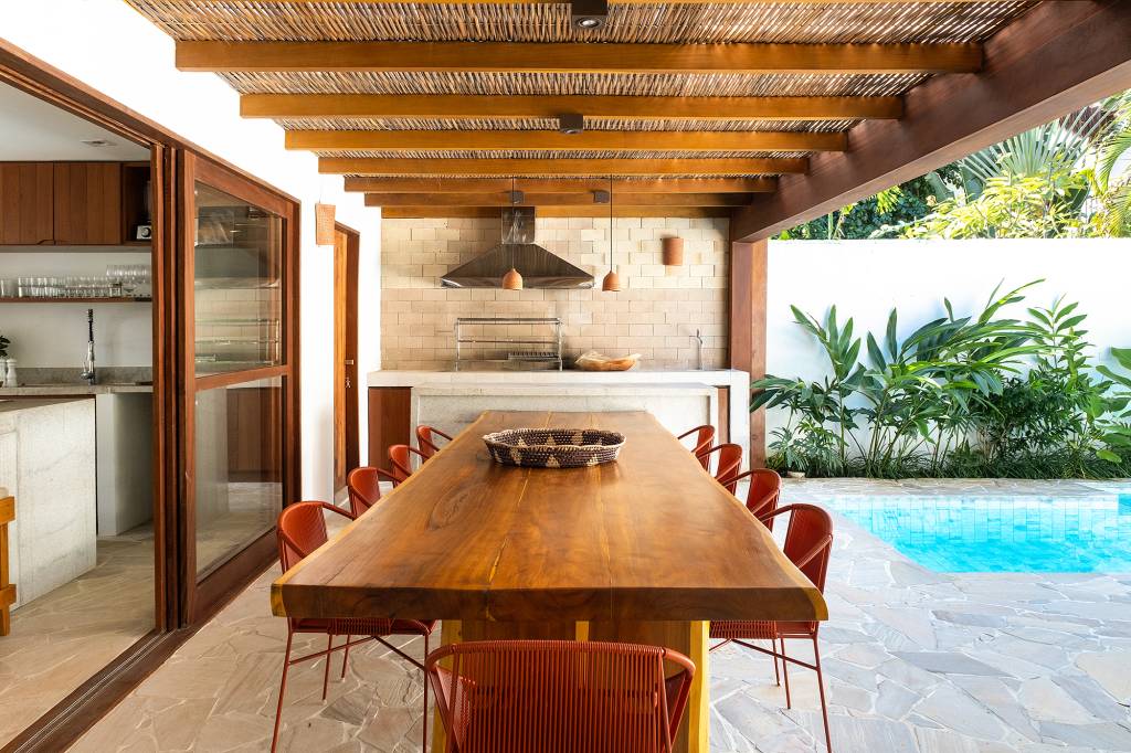 Casa em Trancoso integrada à natureza tem quartos de hóspedes na edícula. Projeto de Conrado Ceravolo. Na foto, varanda com área gourmet, churrasqueira e piscina.