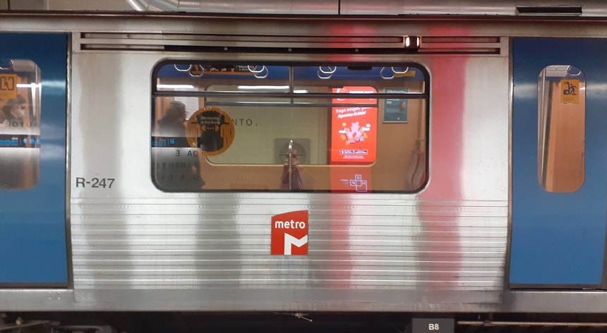 Metro de Lisboa volta a encerrar durante a manhã
