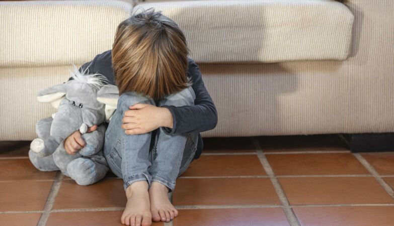 pedofilia abuso sexual abuso infantil criança a chorar