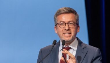 Livro pessoal de Carlos Moedas abre polémica: autarca usou meios da Câmara de Lisboa para promover obra
