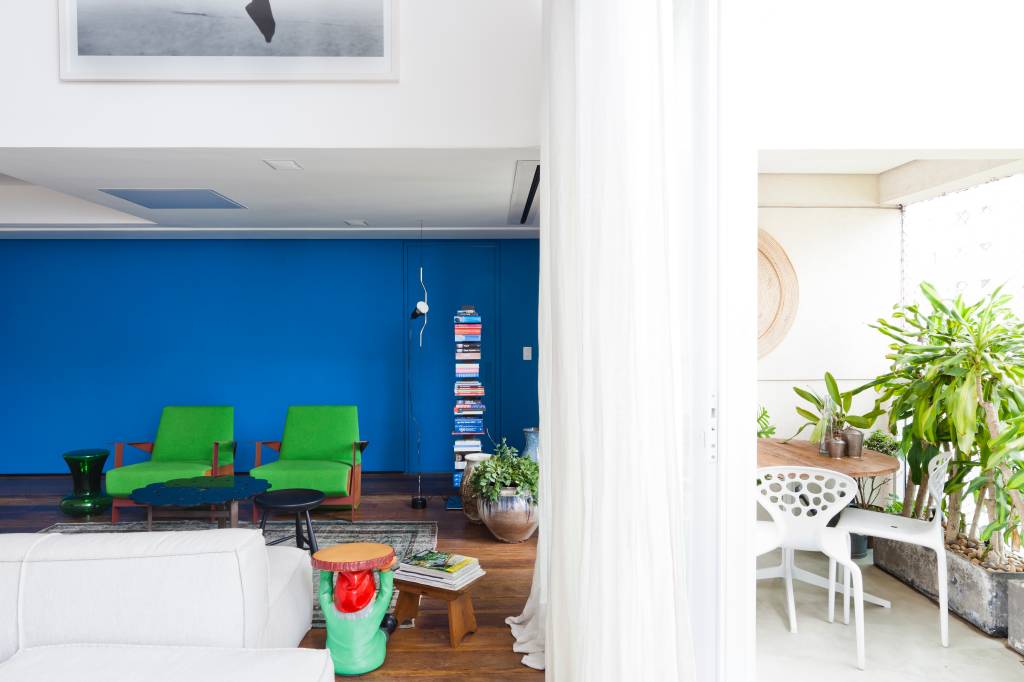 Cheio de estilo, apartamento moderno tem parede azul, parede de pedras e mezanino. Projeto de Julliana Camargo.