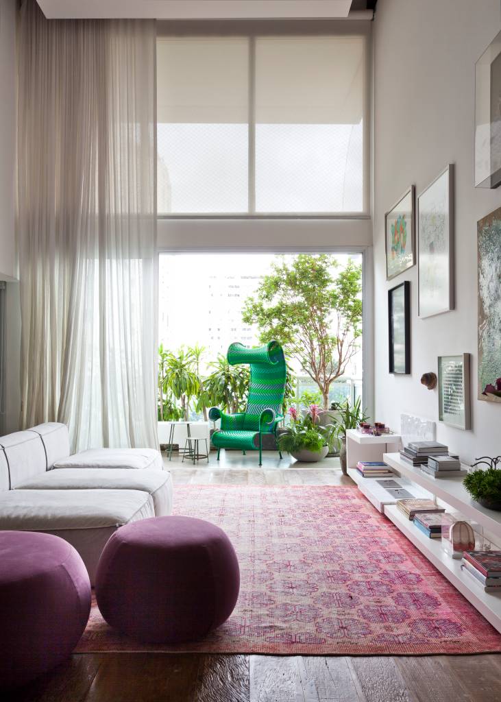 Cheio de estilo, apartamento moderno tem parede azul, parede de pedras e mezanino. Projeto de Julliana Camargo.