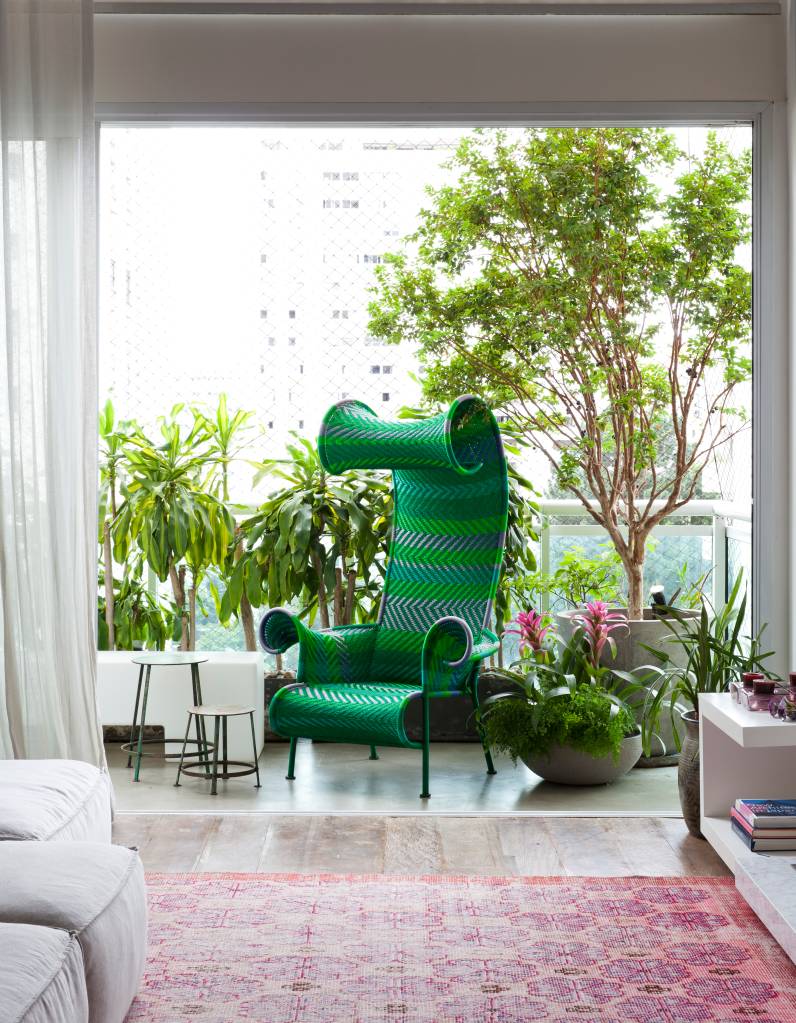 Cheio de estilo, apartamento moderno tem parede azul, parede de pedras e mezanino. Projeto de Julliana Camargo.