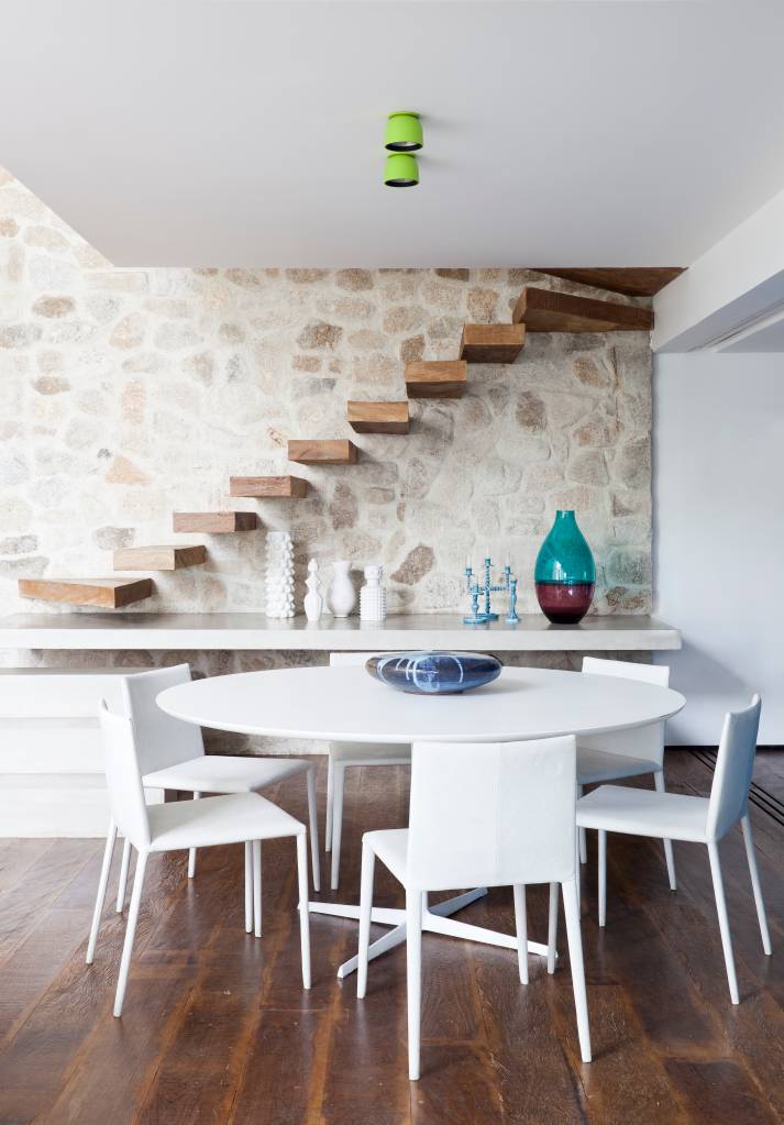 Cheio de estilo, apartamento moderno tem parede azul, parede de pedras e mezanino. Projeto de Julliana Camargo.